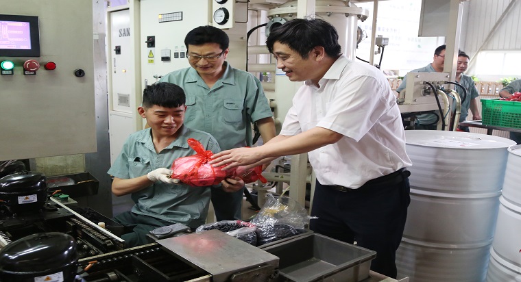 1502757082876183.jpg 圖1:8月7日嘉興市國(guó)資委黨委委員、副主任朱永強(qiáng)1.jpg