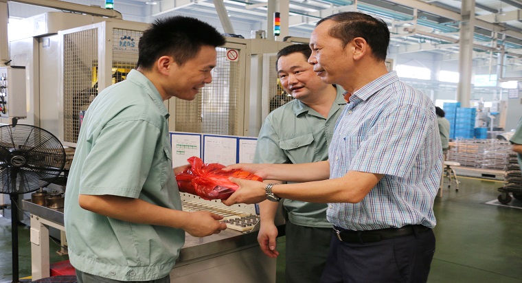 1502757102100944.jpg 圖2:7月26日嘉興市總工會(huì)黨組成員、副調(diào)研員張建新1.jpg